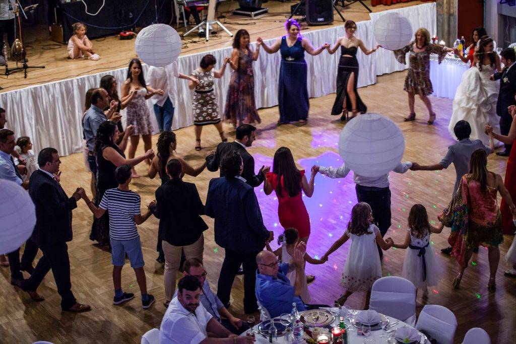 Hochzeitsgesellschaft tanzt griechisch im Kreis