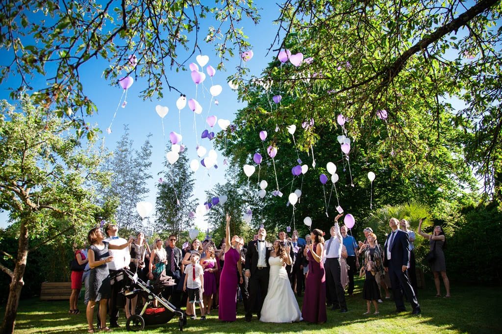 Hochzeitsgesellschaft lässt Luftballons steigen