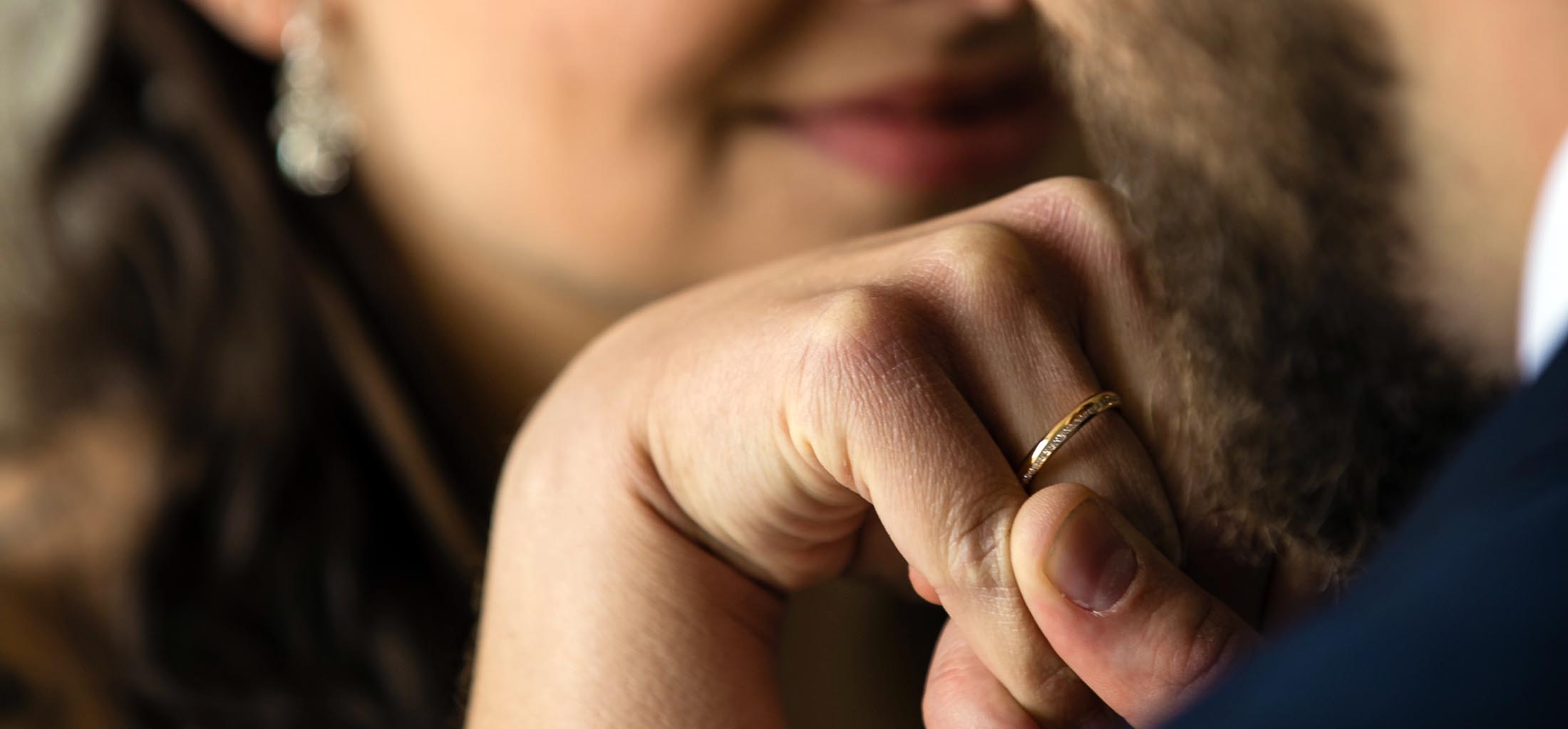 Close Up Fotografie Ringe auf der Hand auf Schloss Solitude Stuttgart