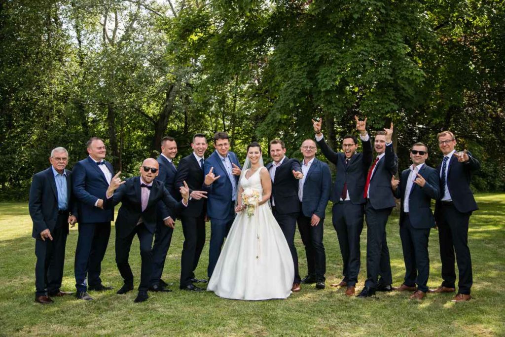Familienfotos am Hochzeitstag mit Braut und Männern im Garten vom Schlosshotel Monrepos