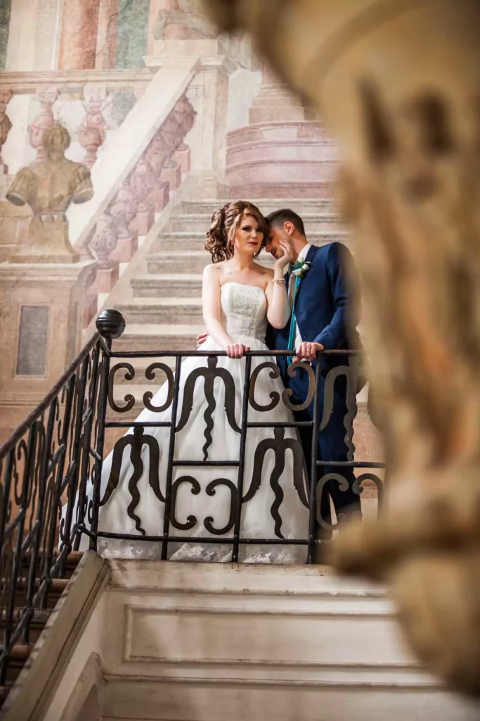 Romantisches Brautpaar-Foto im Barockschloss Ludwigsburg vor prächtiger Treppe. Perfekte Kulisse für Verlobte und Hochzeitspaare. Entdecken Sie unsere professionelle Fotografie vor Ort.