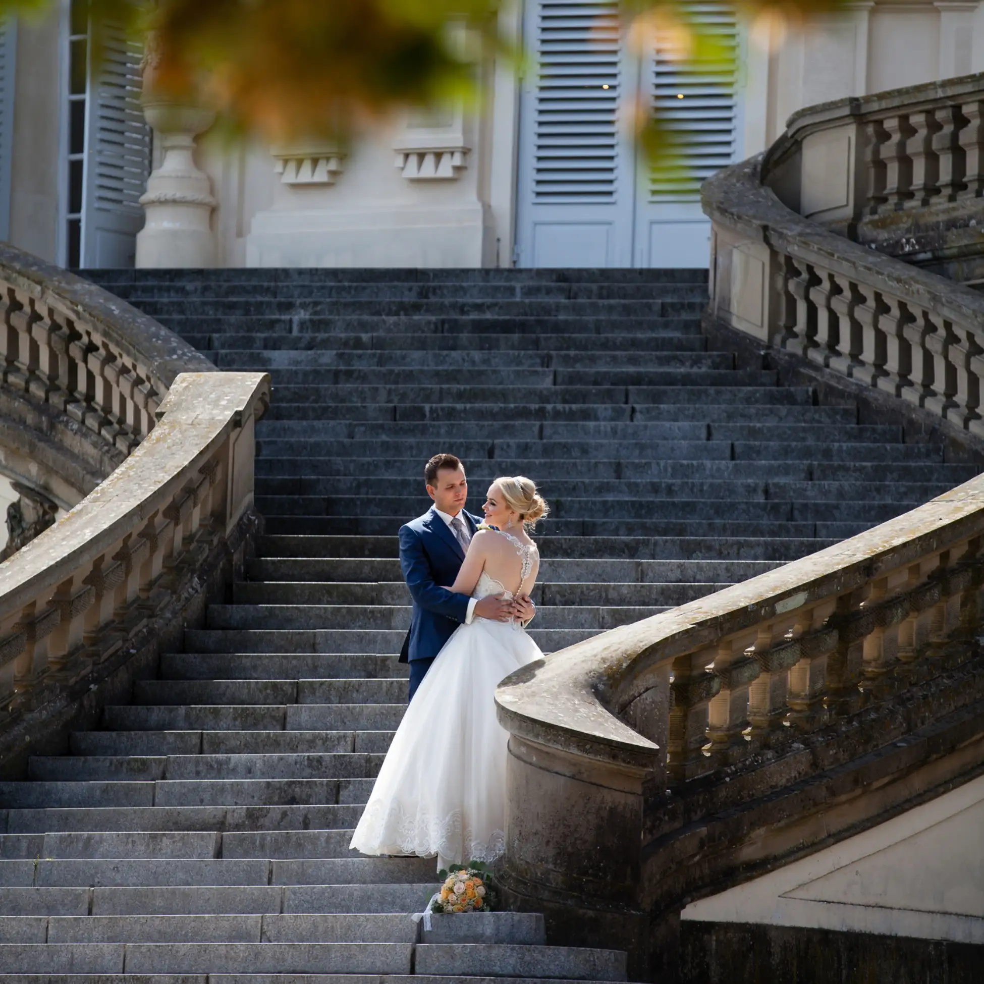 Hochzeitsfotos | Brautpaar am Schloss Solitude an der Treppe
